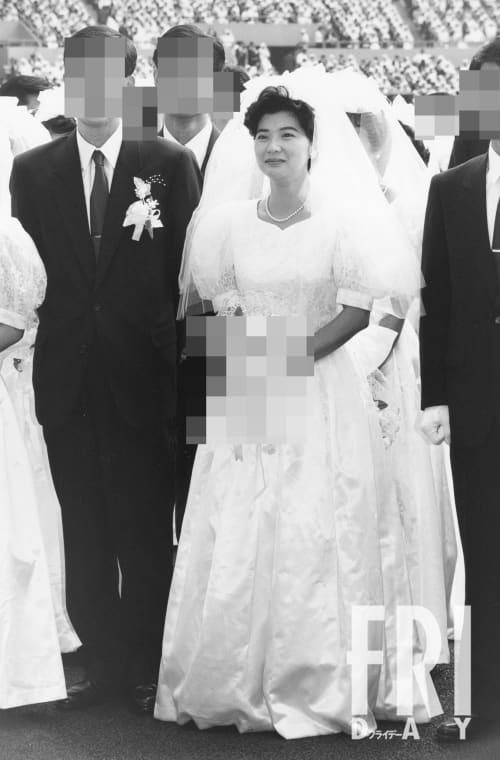 1992年８月韓国ソウルにあるオリンピックスタジアムで、合同結婚式を挙げた桜田淳子