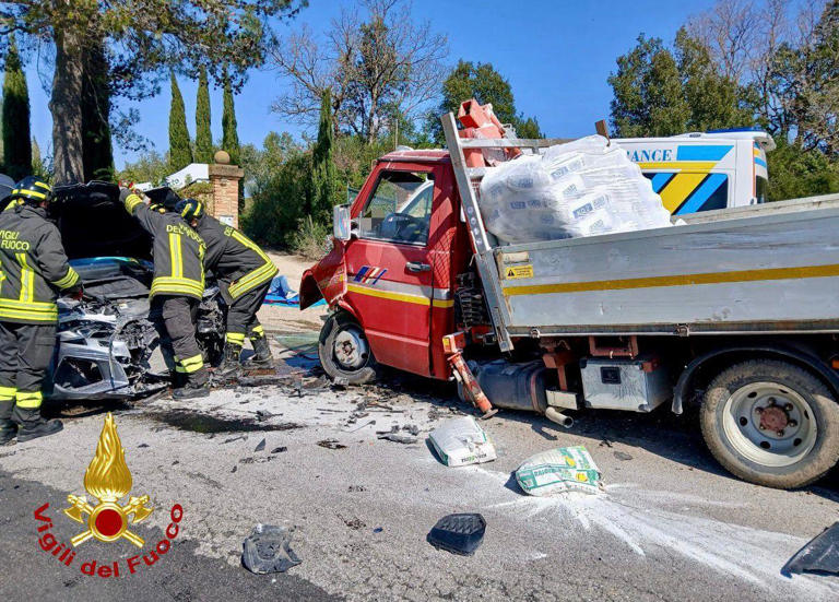 Scontro fra auto e furgone a Pomarance, due feriti