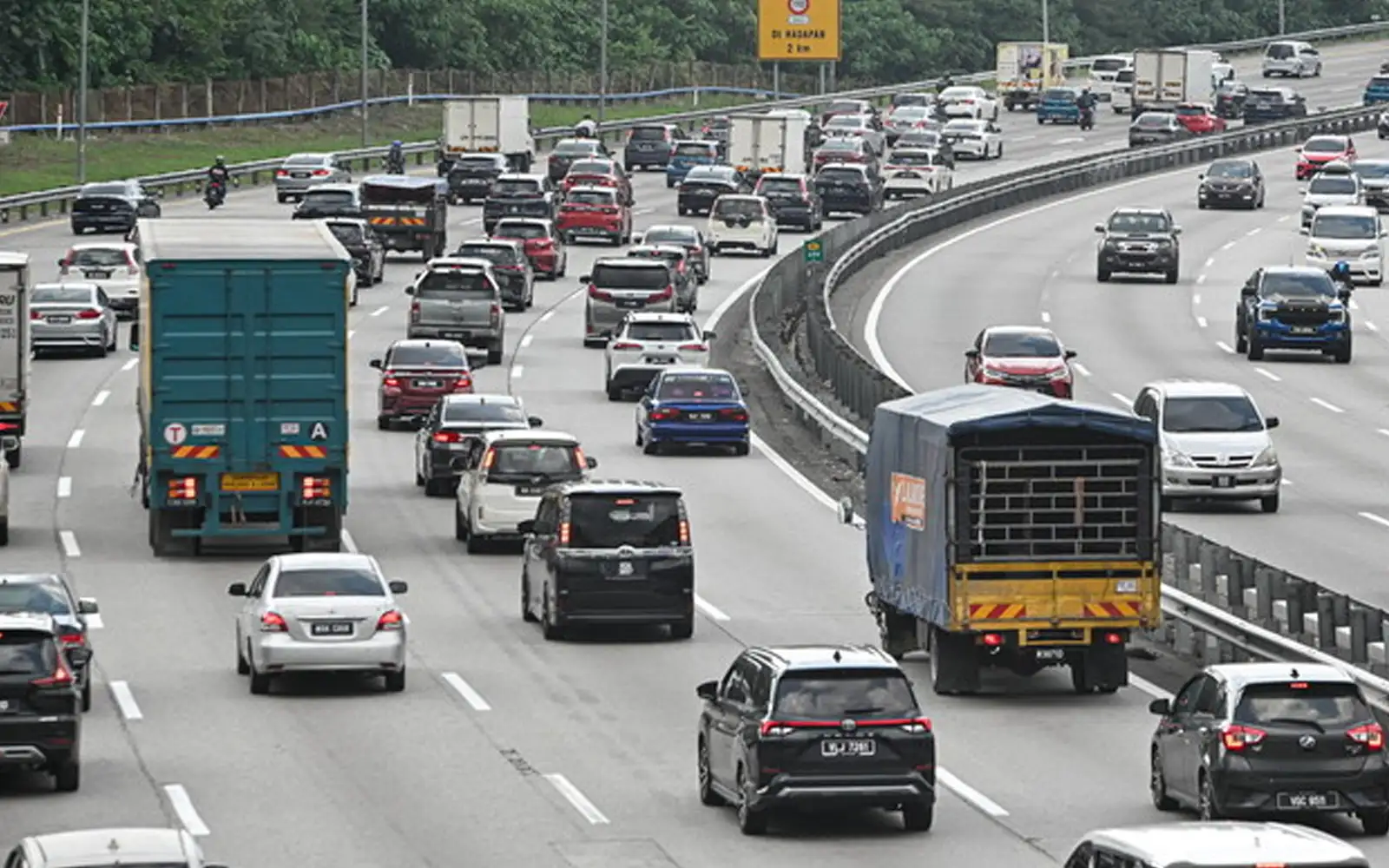 Heavy traffic on major highways out of Klang Valley