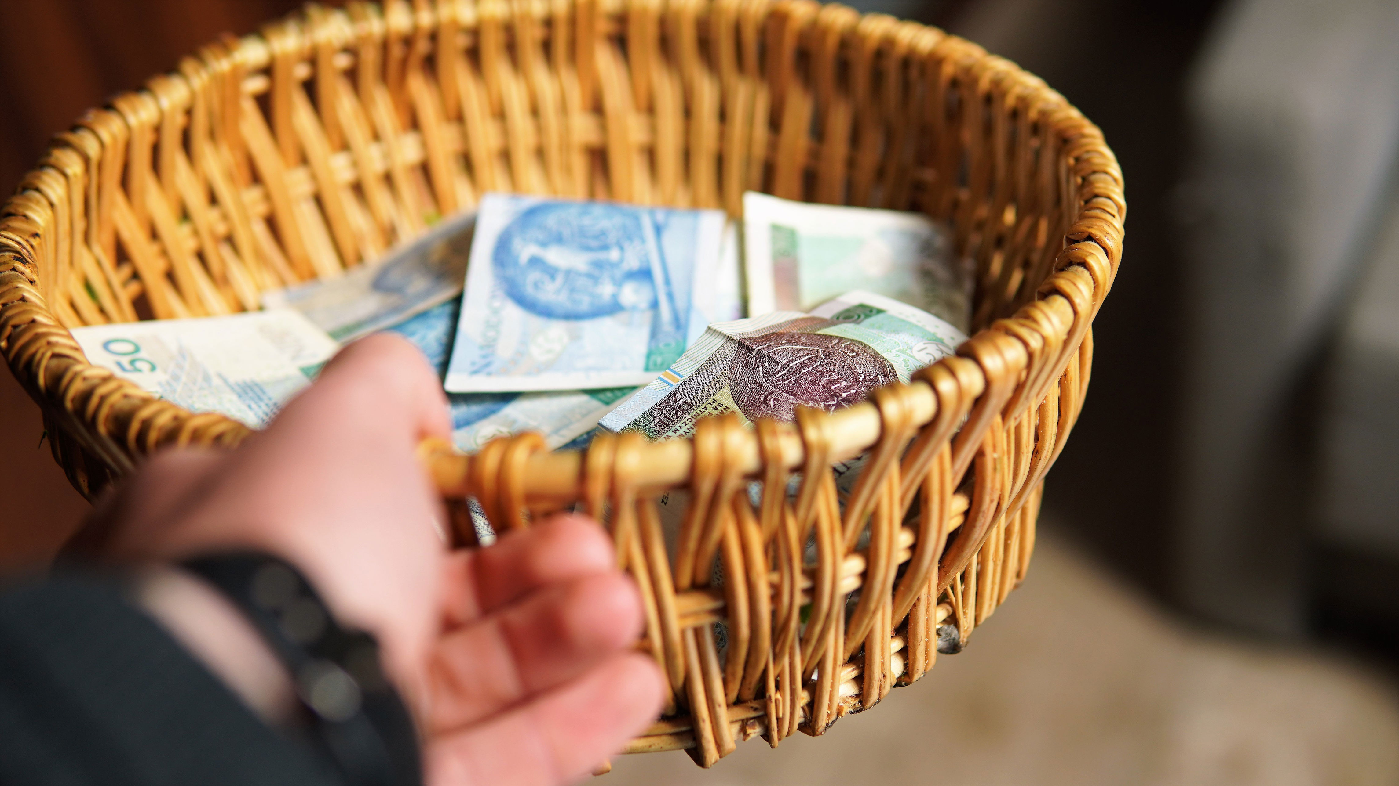 Ksiądz znalazł nietypowy datek na tacy. Internauci komentują. Może to ...