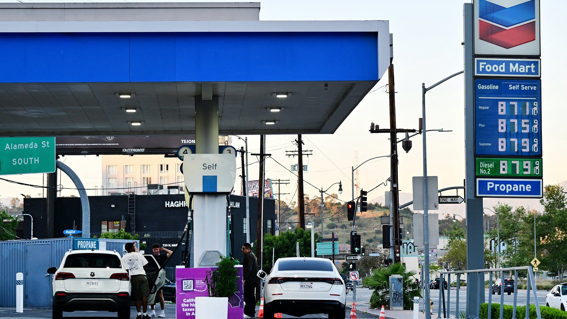 Fed keeps interest rates unchanged as gas prices spike