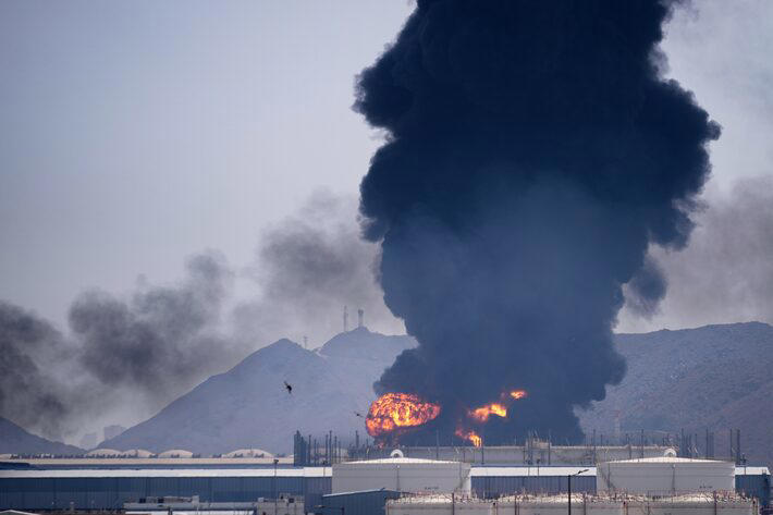 Fumaça na instalação petrolífera em Fujairah, Emirados Árabes Unidos, no sábado, 14. Foto: Altaf Qadri/AP