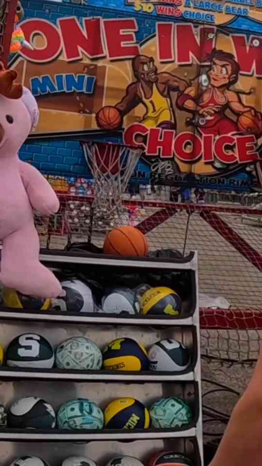 I beat this carnival game and gave away the prize 🥹 ️