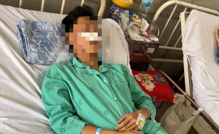 Nam sinh lớp 11 ở TP.HCM bị nhóm lớp 10 đánh chấn thương nặng, phải mổ cấp cứu