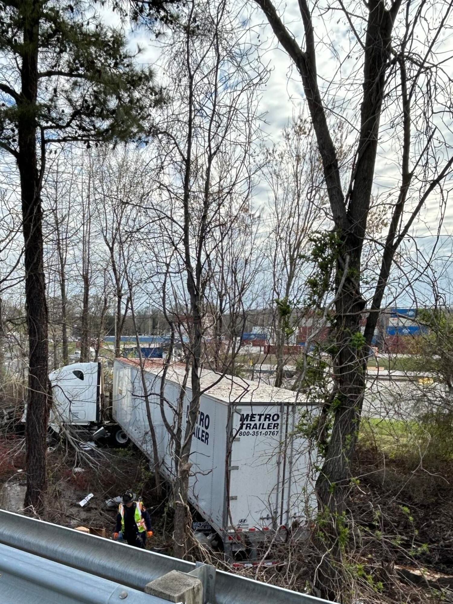 Tractor-trailer crash closes lanes on I-95 in Richmond