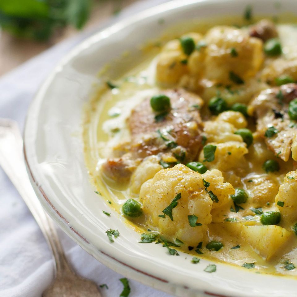 Slow Cooker Chicken Curry with Potatoes and Cauliflower