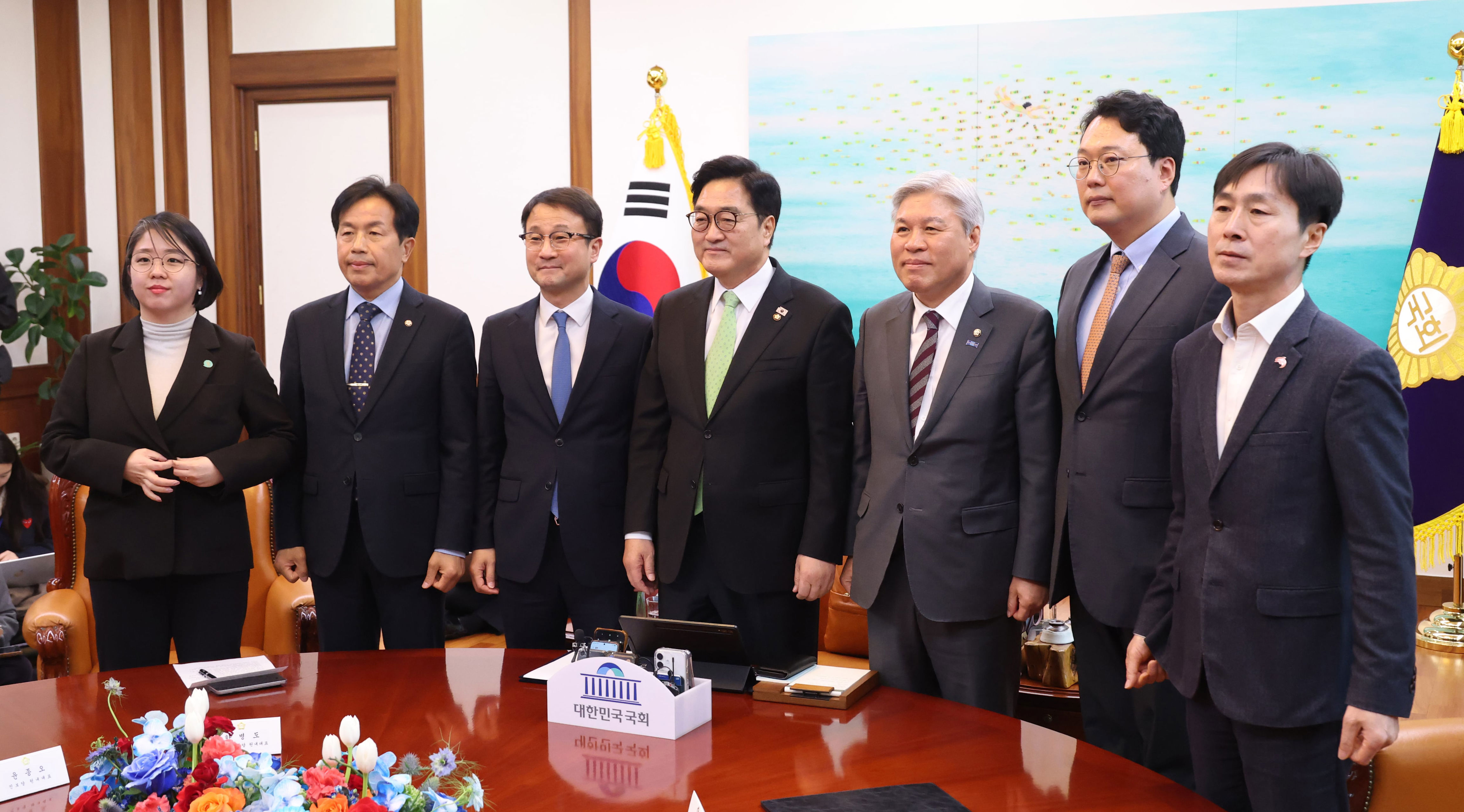 Woo, six parties push amendment without people power