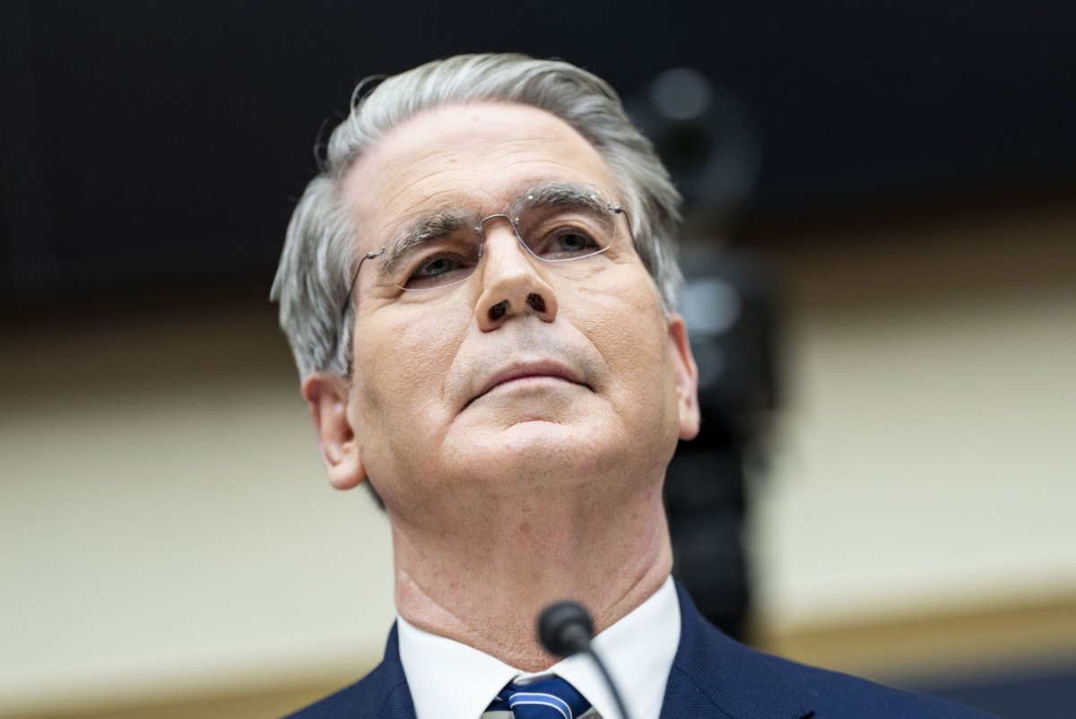 Bessent: US may lift sanctions on Iranian oil to ease gas prices<br>