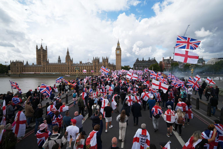 London march: Police arrest 25 after half a million protest far right