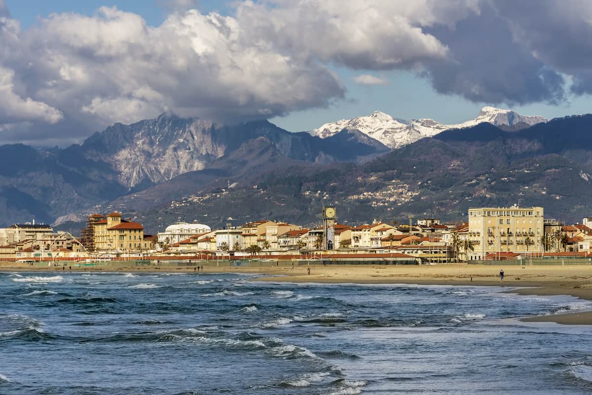 The good left undone: A novel set in Viareggio, Italy