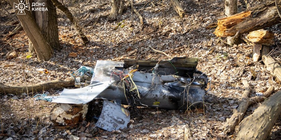 Kyiv divers recover remnants of Russian missile from river<br><br>