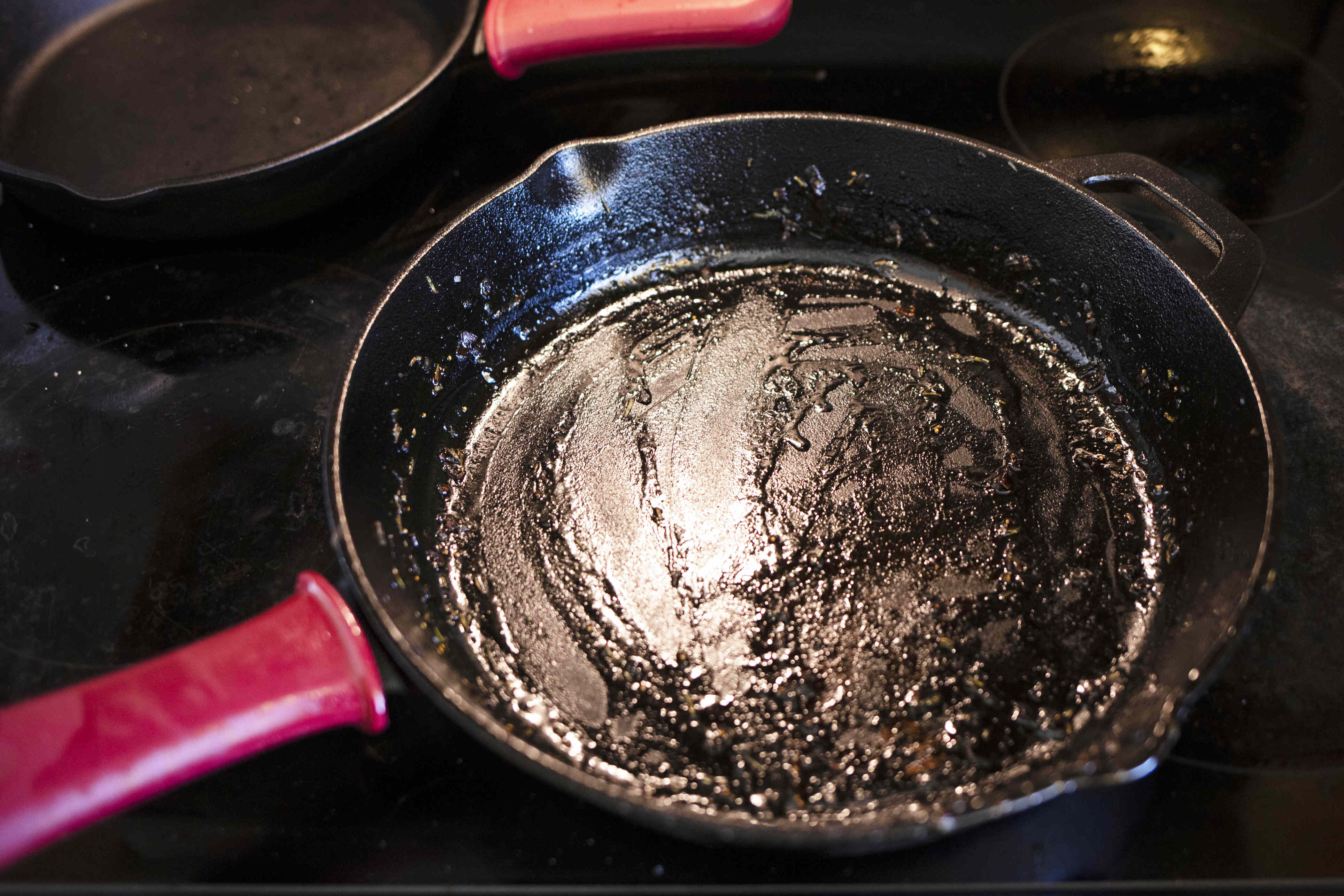 How to clean cast iron with salt and lift stubborn buildup, according ...