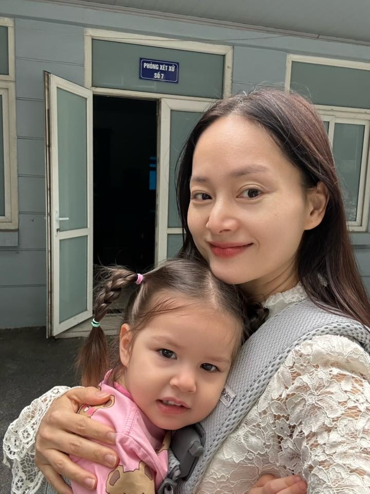 Lan Phương địu con đến tòa nhận giấy hoãn phúc thẩm