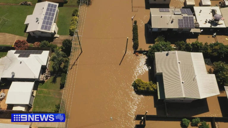 Bodies found in search for Chinese backpackers missing in floodwaters
