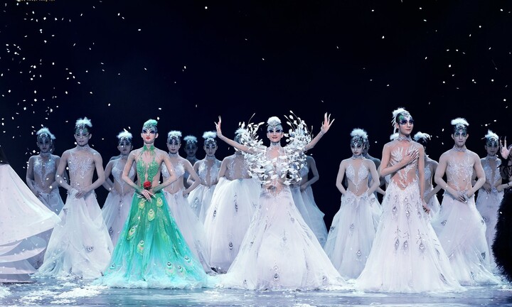 'Khổng tước' Dương Lệ Bình dành tặng 'món quà riêng' cho khán giả Việt ở show diễn huyền thoại