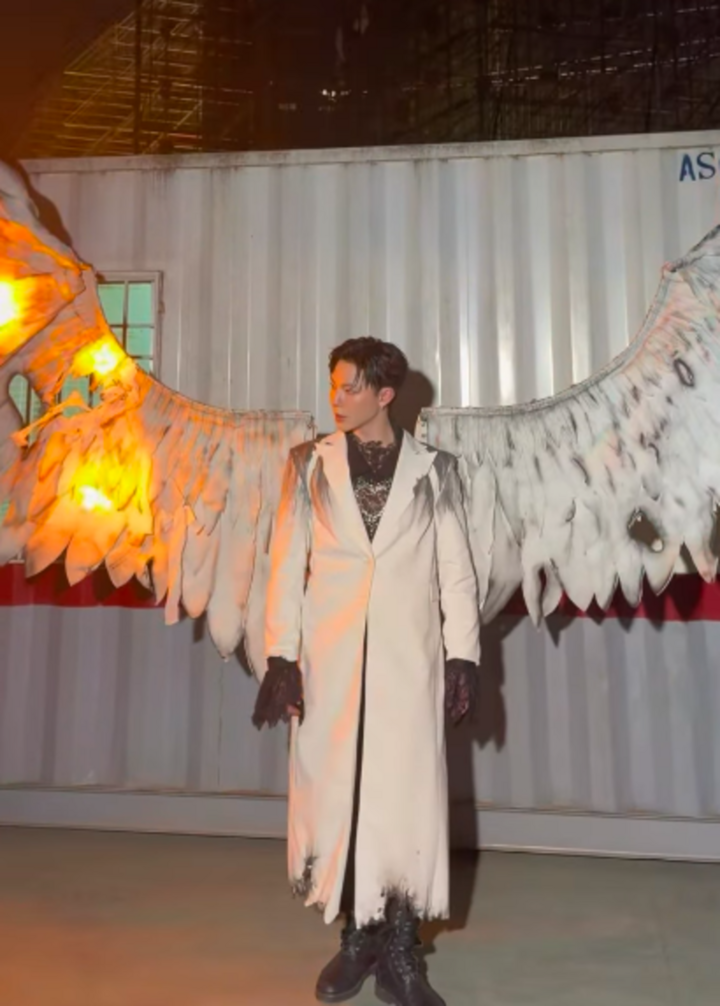 Nam ca sĩ Việt đang hát thì đạo cụ bốc cháy, khán giả thót tim