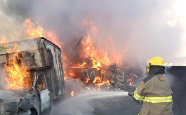 Choque e incendio de tres vehículos de carga provoca cierre total de la ...