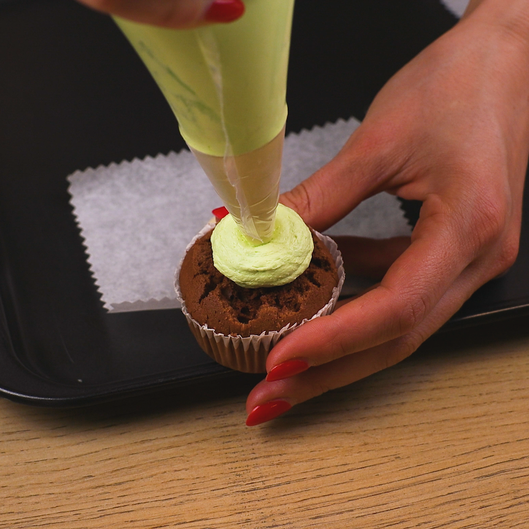 Decorating like a pro with icing tips 🍦