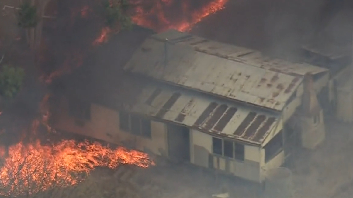 Evacuation routes blocked amid Perth bushfire emergency