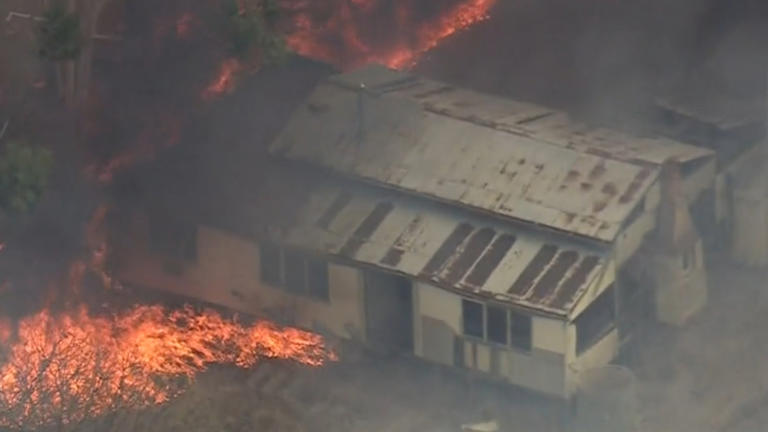 Evacuation routes blocked amid Perth bushfire emergency