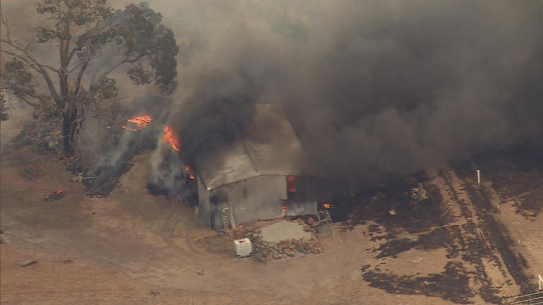 Evacuation routes blocked amid Perth bushfire emergency