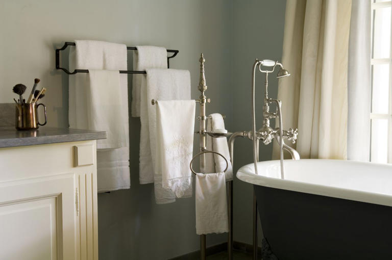 Cleaning pros desperately want you to stop storing towels in the ...