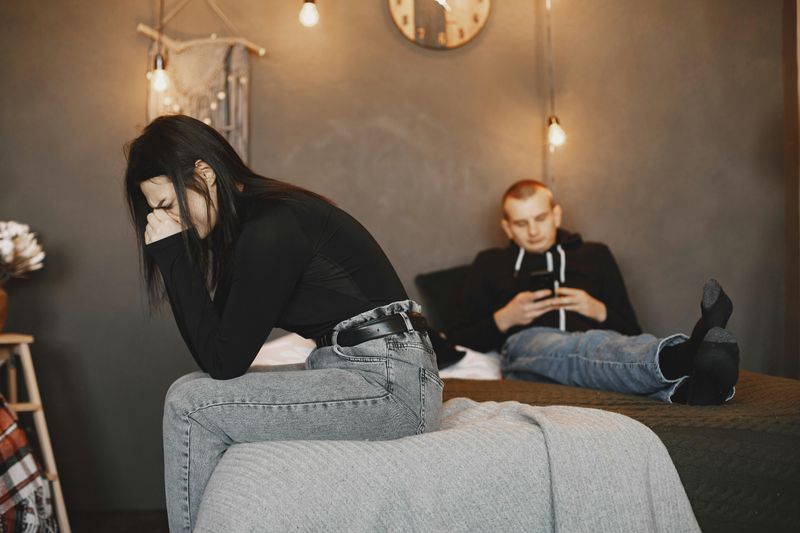 9 clear signs you're overgiving to someone who does the bare minimum