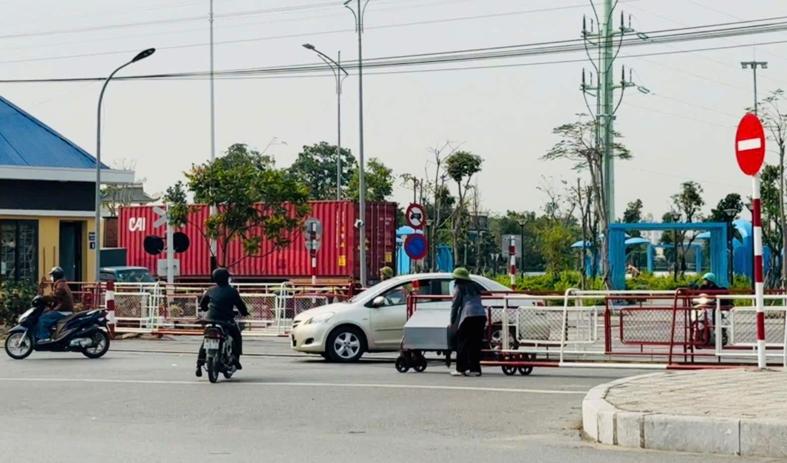 CSGT Hải Phòng xử phạt 37 trường hợp vi phạm an toàn đường sắt