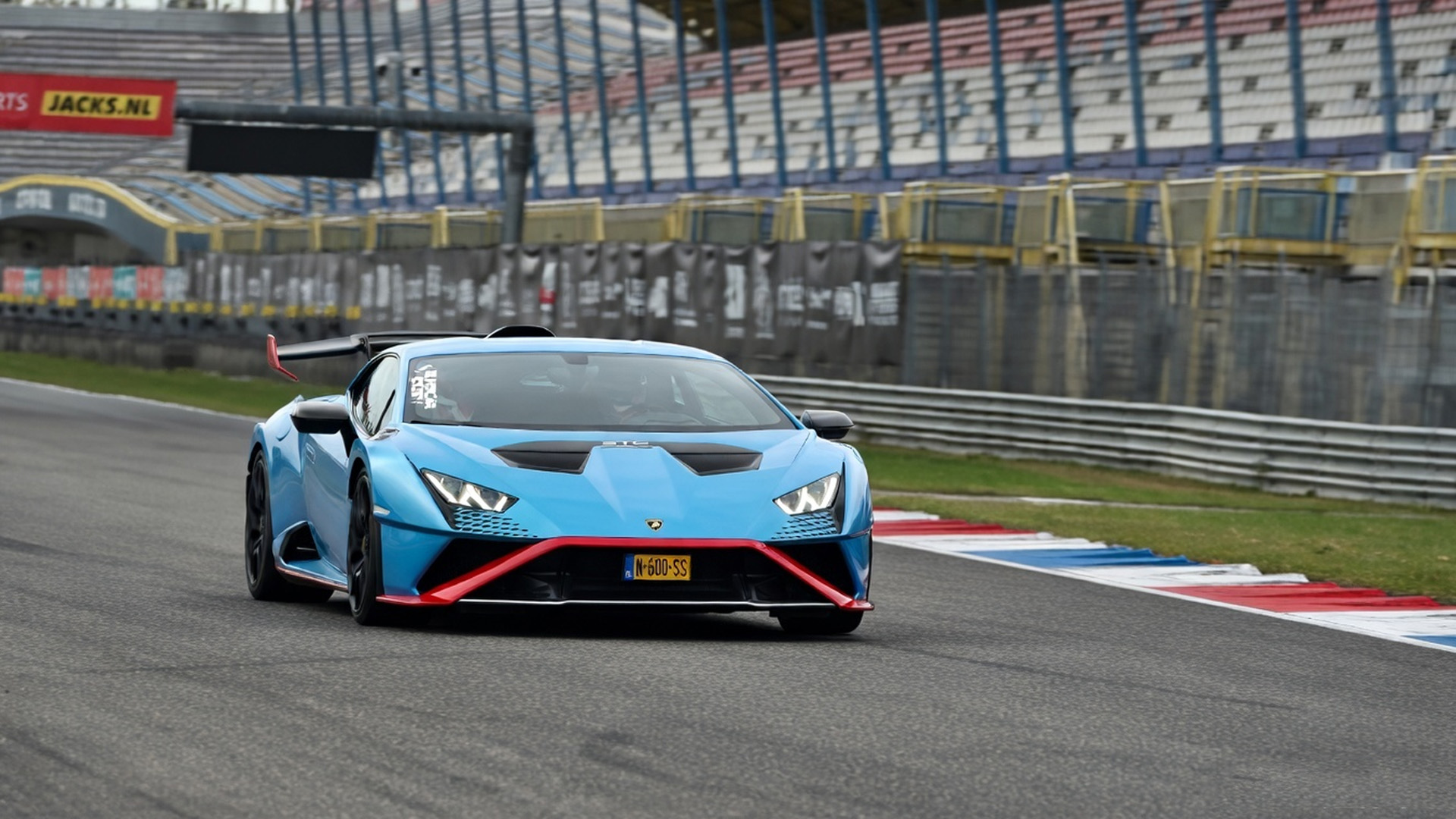 Lamborghini Huracan STO shows its power on race track