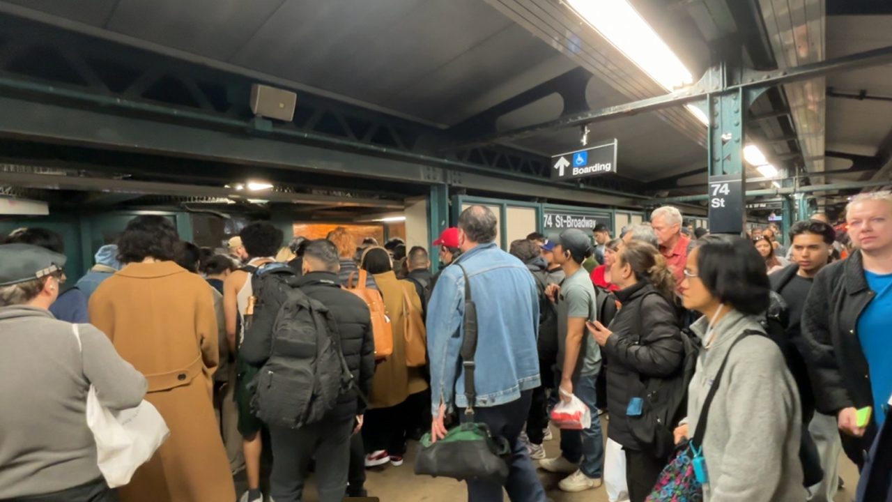 Man fatally struck by F train causes major NYC subway delays in Queens