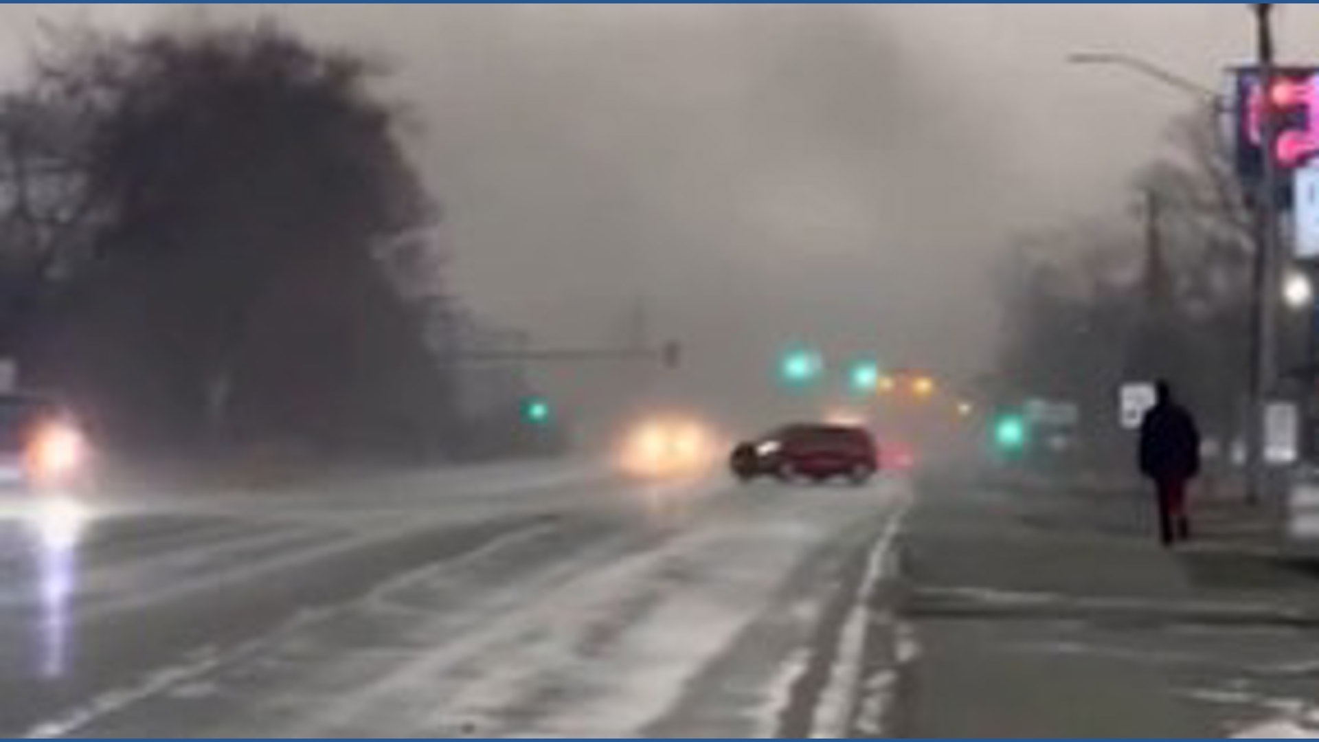 Video captures tornado moving through Illinois town