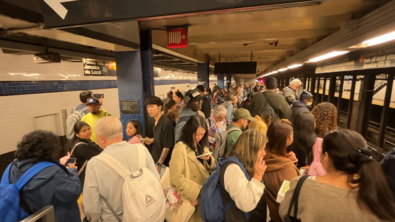 Man fatally struck by F train causes major NYC subway delays in Queens