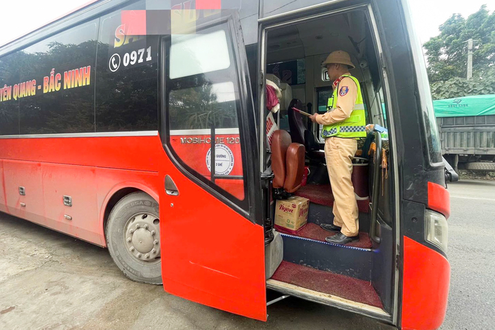 Nhồi 60 khách trên xe 19 chỗ, nhà xe và tài xế bị phạt hơn 220 triệu đồng