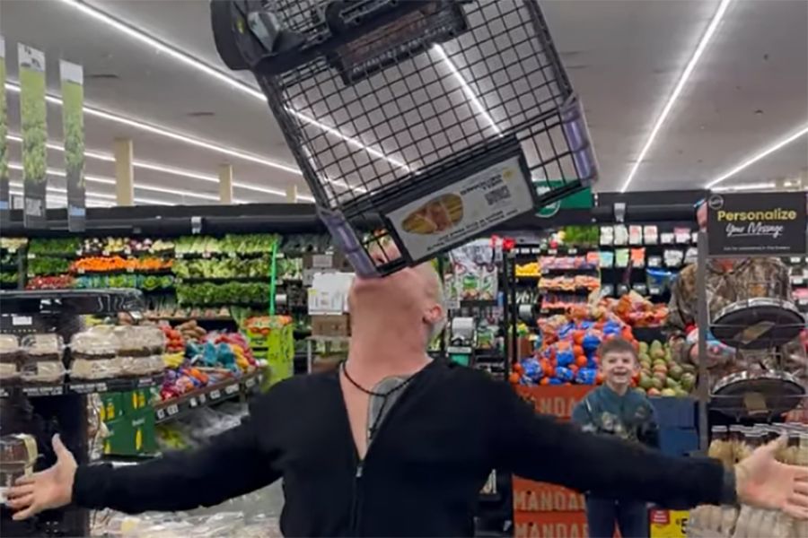 Man stuns grocery store by balancing entire shopping cart on his mouth