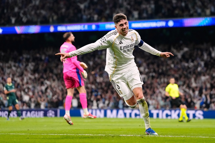 Valverde lập hat-trick, Real Madrid nhấn chìm Man City