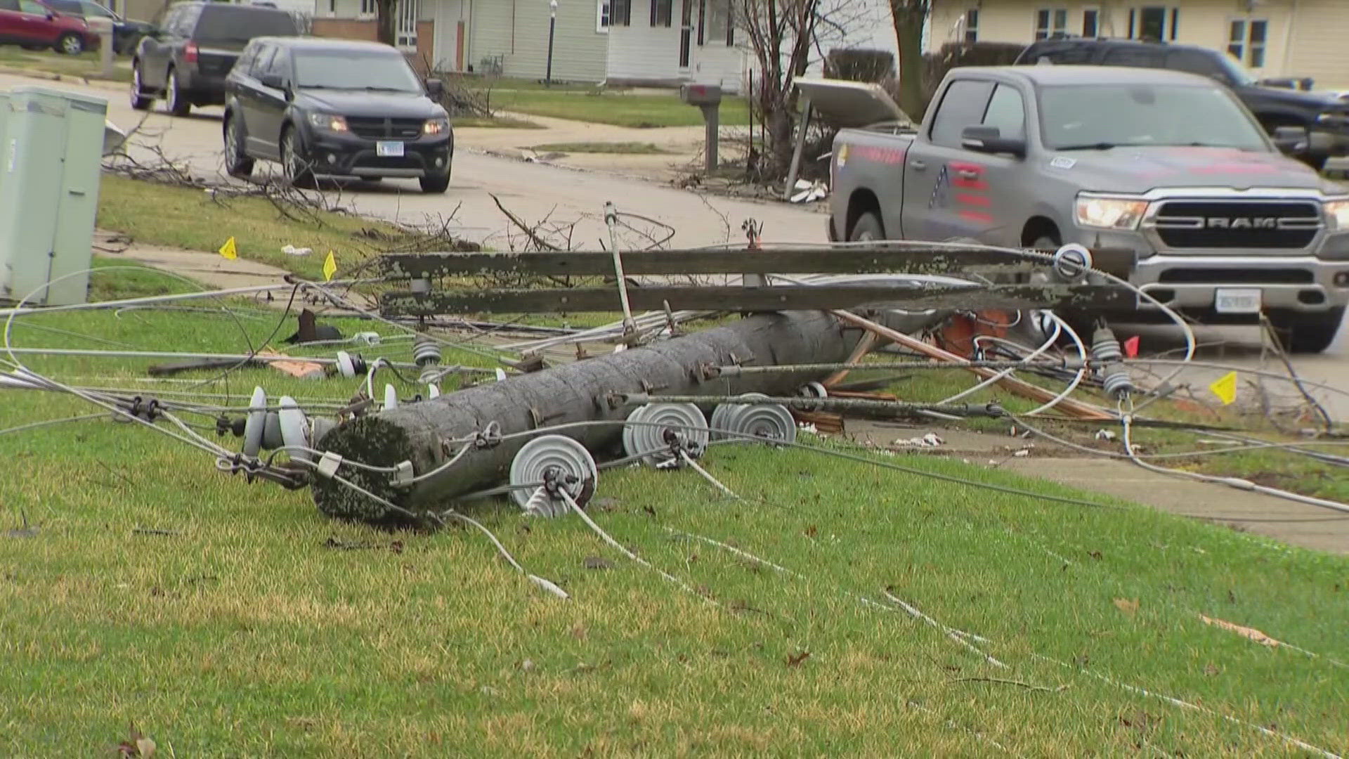 Deadly storms sweep central US., severe threat continues