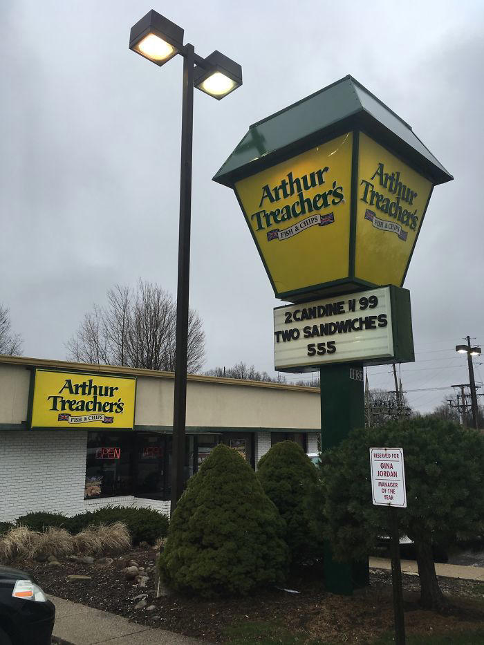 This person eats at the last locations of nearly defunct restaurant chains