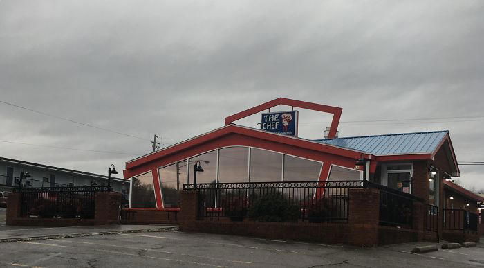 This person eats at the last locations of nearly defunct restaurant chains