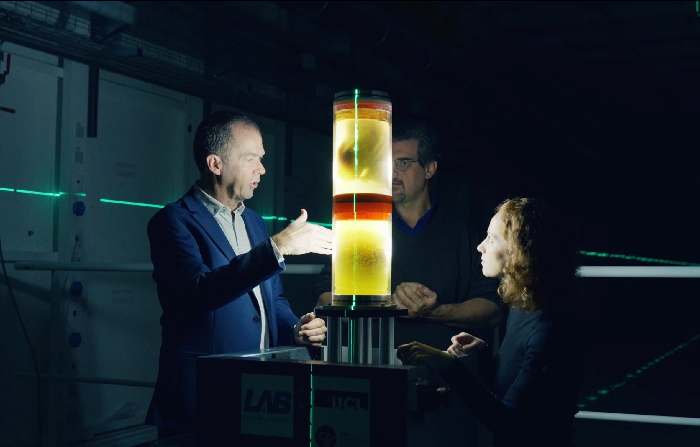 Los científicos Peter Lee, Paul Tafforeau y Claire Walsh, impulsores del Atlas de órganos humanos, junto a algunos de los órganos procesados en el proyecto.