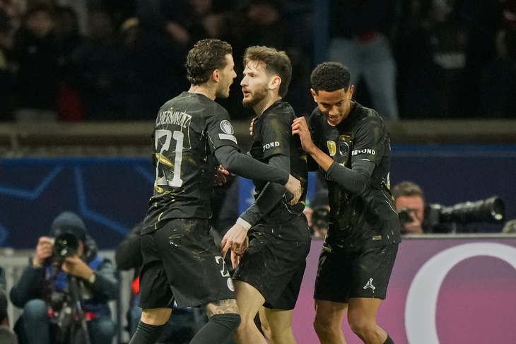 Thủ môn mắc sai lầm khiến Chelsea thảm bại 2-5 trước PSG