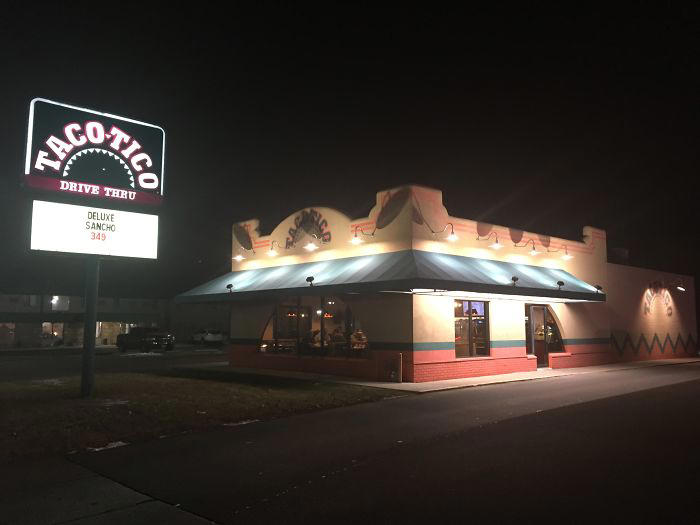 This person eats at the last locations of nearly defunct restaurant chains