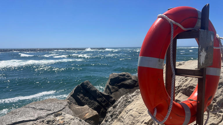 Two people have died after a boat capsized on the Clarence River bar at Yamba. (ABC North Coast: Lachie McLeod)