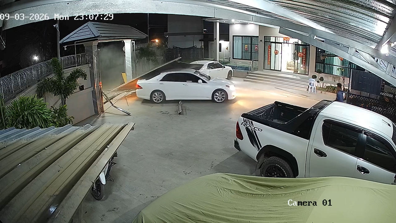 Car crashes into residential steel gate and drives away in Thailand