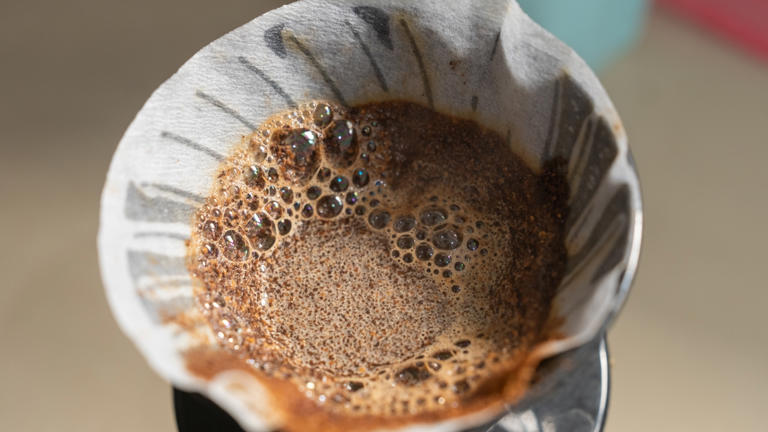 Por que colocar canela em pó antes de coar o café: depois que descobri os benefícios só faço desse jeito