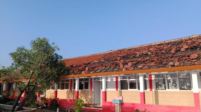 DITERJANG PUTING BELIUNG - Kondisi SDN 2 Muara di Desa Muara, Kecamatan Suranenggala, Kabupaten Cirebon pasca diterjang angin puting beliung
