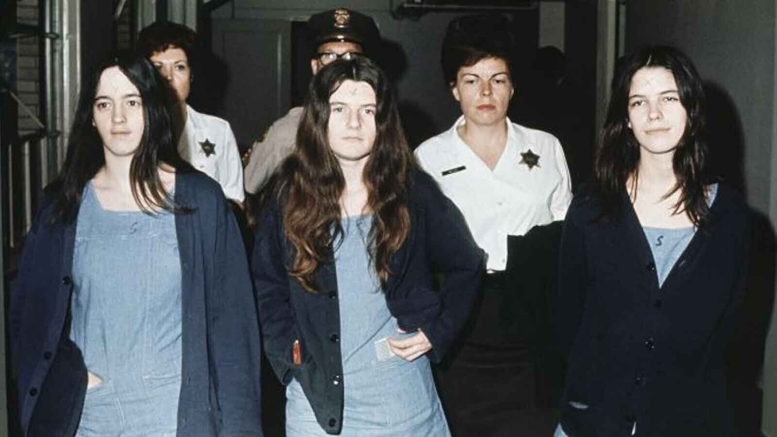 15 photos showing what it looks like to be in a cult