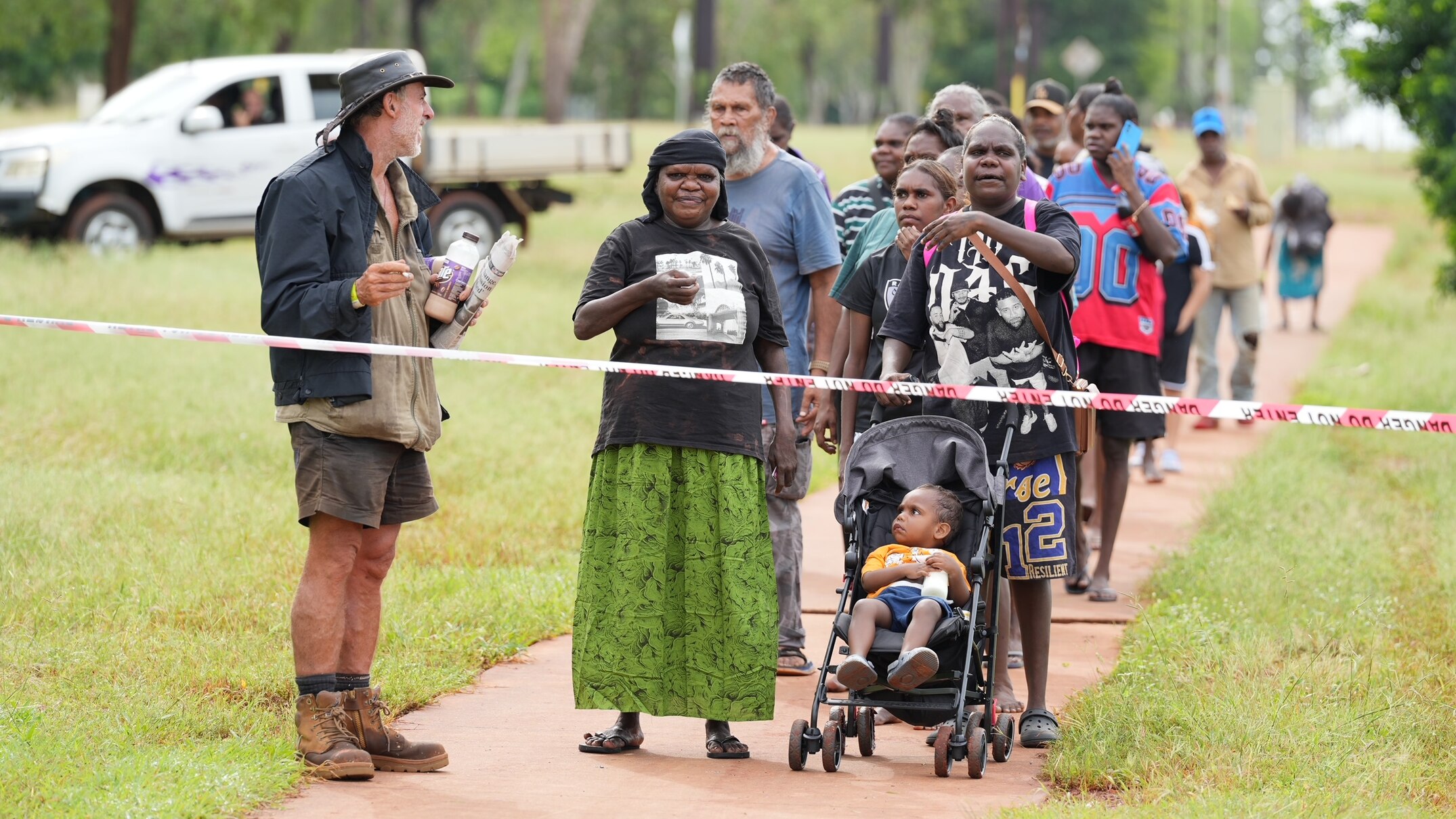 Katherine flood victims forced to stand in line for hours for relief ...