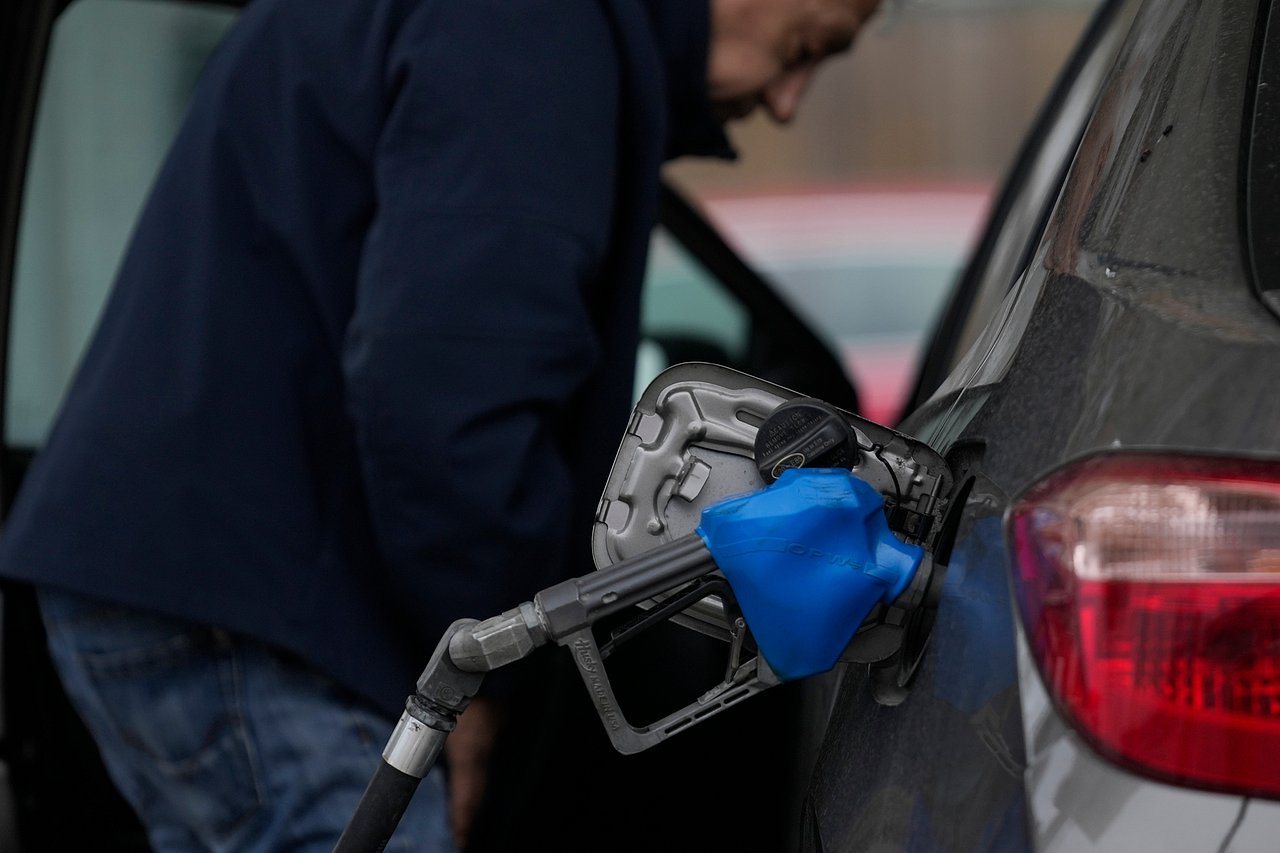 Brent crude oil tops $100 a barrel as shipping disruptions raise supply ...