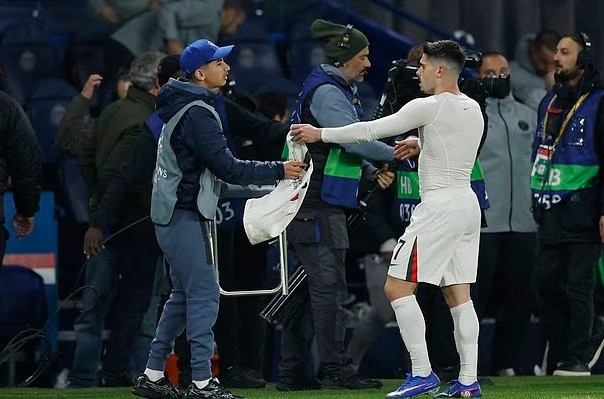 Hành động tử tế của Pedro Neto sau vụ xô ngã cậu bé nhặt bóng