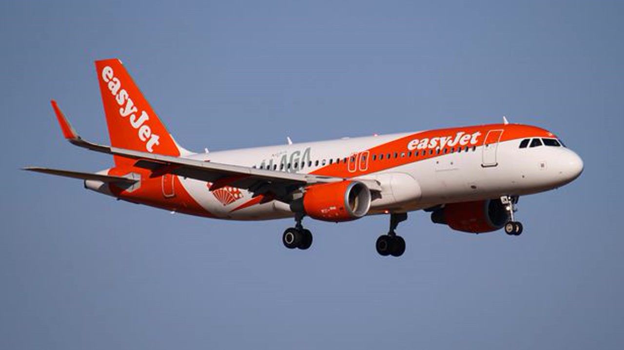 EasyJet emergency diversion from Edinburgh to Manchester